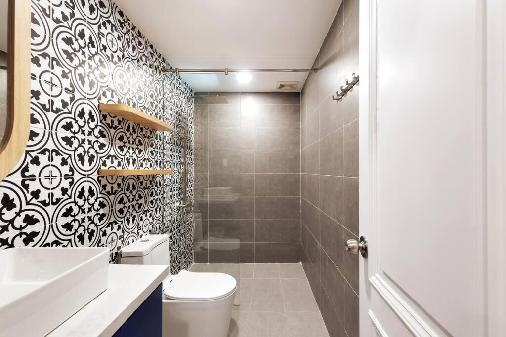 Modern, Cozy & Fully Equipped 2Br Apt In D4, 5M To D1 Хошимин Экстерьер фото